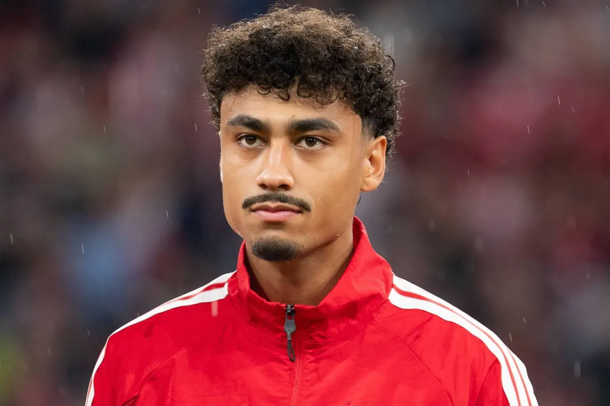 DAVIES BLOCKIERT IHN! Bayern-Neuzugang Brown sucht noch seine Rolle – Magath erklärt warum