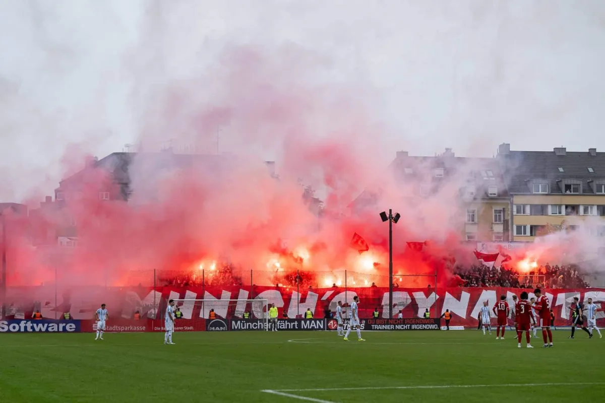 PYRO FÜR DIE STIMMUNG, PUNKTABZUG FÜR DIE SPIELER? Bayerns bitteres Derby-Nachspiel